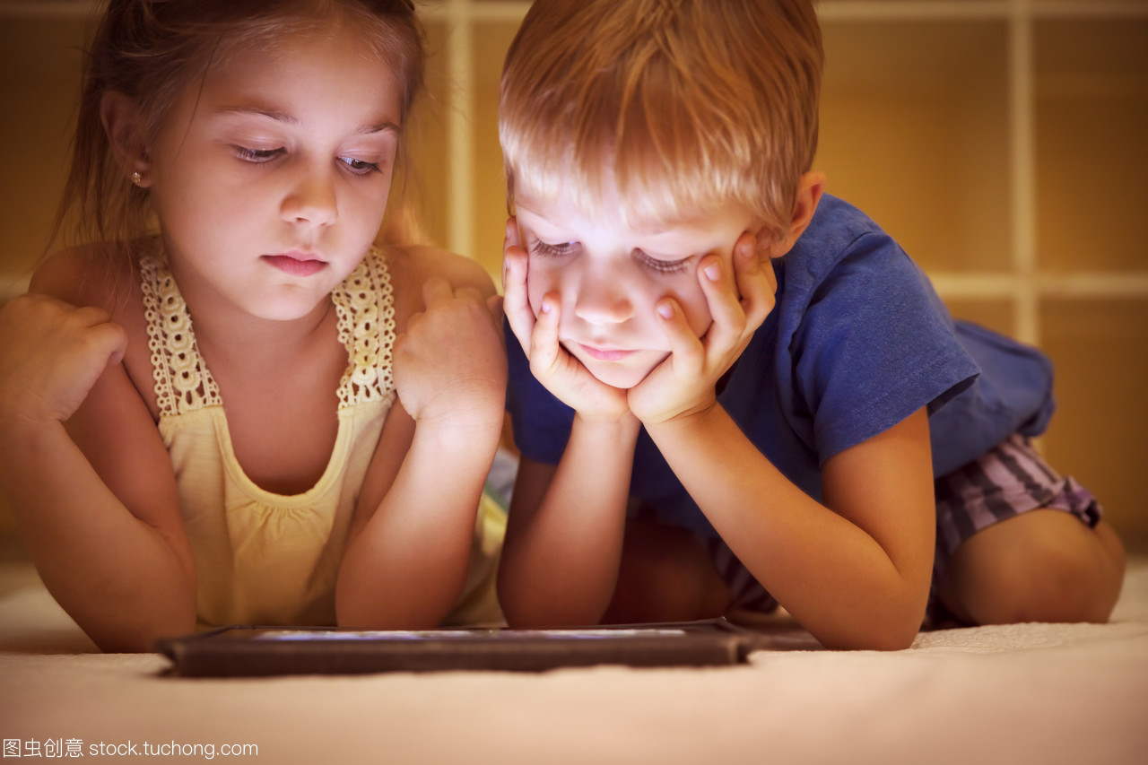 数字时代下的童年伙伴 两个小孩与平板电脑的故事