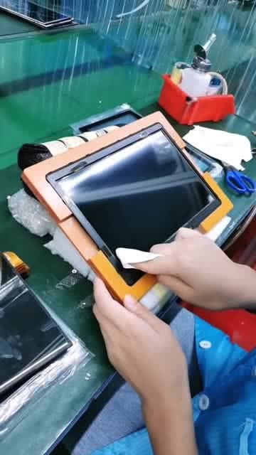 屏幕背后的故事 电子厂工人的日常与极致匠心